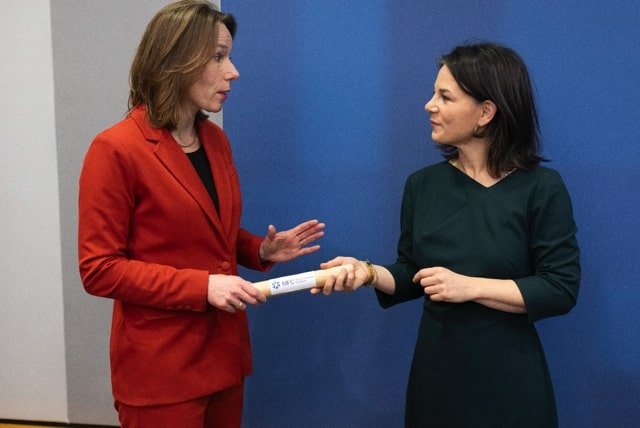 FMs NL Germany baton handover